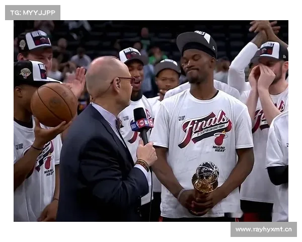 15_16NBA东部决赛：骑士众将领取东部冠军奖杯